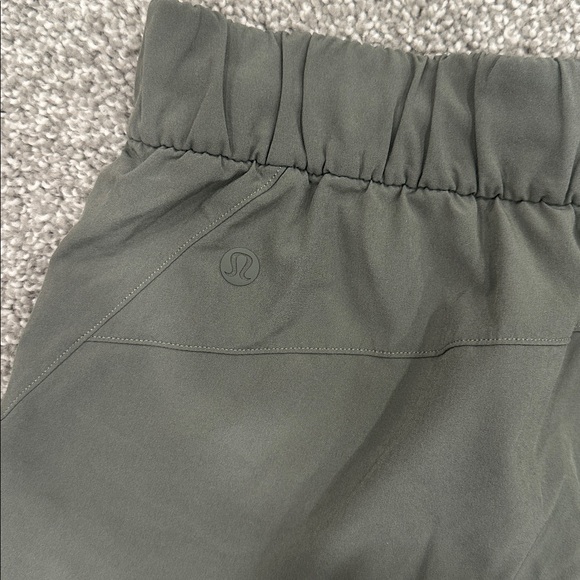 Lululemon On The Fly Short *Woven *2.5" - Picture 3 of 7
